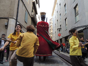 Cercavila pel barri del Mercadal amb gegants, capgrossos i bastoners