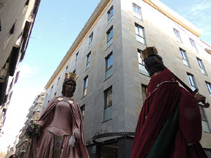 Cercavila pel barri del Mercadal amb gegants, capgrossos i bastoners