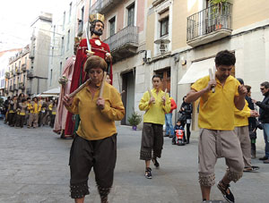 Cercavila pel barri del Mercadal amb gegants, capgrossos i bastoners