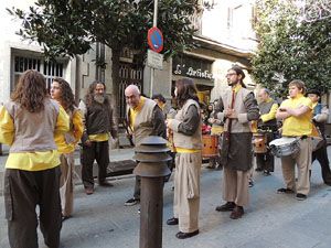 Cercavila pel barri del Mercadal amb gegants, capgrossos i bastoners