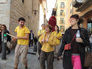 Cercavila pel barri del Mercadal amb gegants, capgrossos i bastoners