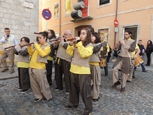 Cercavila pel barri del Mercadal amb gegants, capgrossos i bastoners