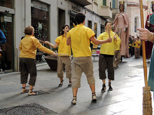 Cercavila pel barri del Mercadal amb gegants, capgrossos i bastoners