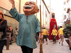Cercavila pel barri del Mercadal amb gegants, capgrossos i bastoners