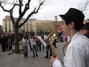 Cercavila per la Xarabanda Band pels carrers del Barri Vell