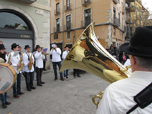 Cercavila per la Xarabanda Band pels carrers del Barri Vell
