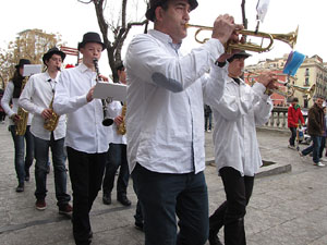 Cercavila per la Xarabanda Band pels carrers del Barri Vell