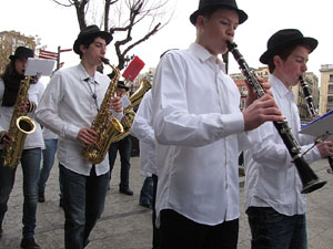 Cercavila per la Xarabanda Band pels carrers del Barri Vell