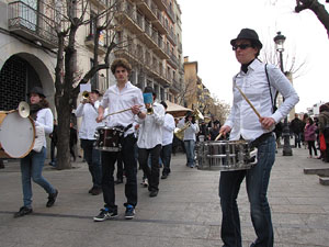 Cercavila per la Xarabanda Band pels carrers del Barri Vell