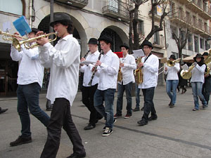 Cercavila per la Xarabanda Band pels carrers del Barri Vell