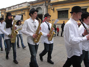 Cercavila per la Xarabanda Band pels carrers del Barri Vell
