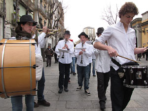 Cercavila per la Xarabanda Band pels carrers del Barri Vell