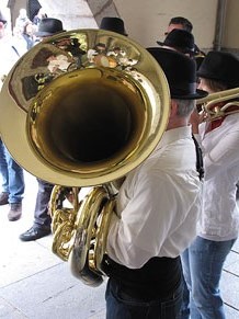 Cercavila per la Xarabanda Band pels carrers del Barri Vell