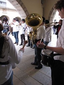 Cercavila per la Xarabanda Band pels carrers del Barri Vell