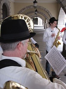 Cercavila per la Xarabanda Band pels carrers del Barri Vell