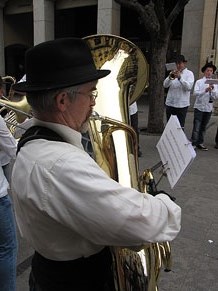 Cercavila per la Xarabanda Band pels carrers del Barri Vell
