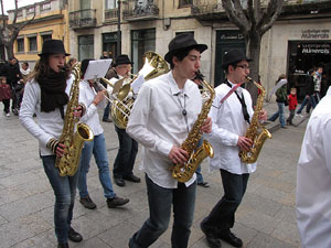 Cercavila per la Xarabanda Band pels carrers del Barri Vell