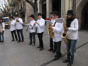 Cercavila per la Xarabanda Band pels carrers del Barri Vell