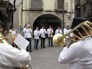 Cercavila per la Xarabanda Band pels carrers del Barri Vell