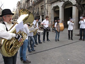 Cercavila per la Xarabanda Band pels carrers del Barri Vell