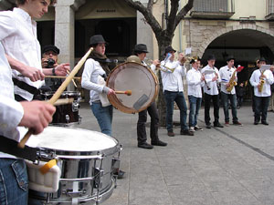 Cercavila per la Xarabanda Band pels carrers del Barri Vell