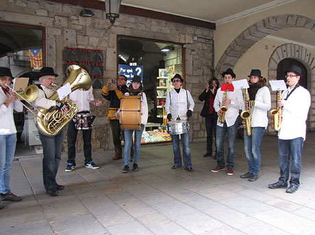 Cercavila per la Xarabanda Band pels carrers del Barri Vell