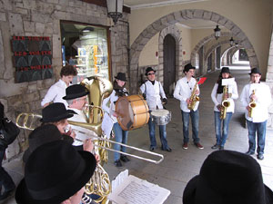 Cercavila per la Xarabanda Band pels carrers del Barri Vell