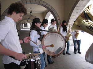 Cercavila per la Xarabanda Band pels carrers del Barri Vell