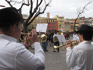 Cercavila per la Xarabanda Band pels carrers del Barri Vell
