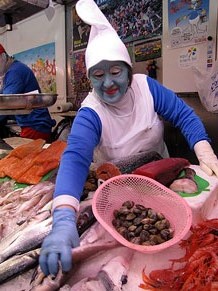 Taller de decoraci&oacute; nadalenca al Museu d'Art de Girona