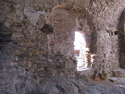 Interior de les restes de l'ermita