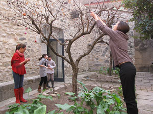 Taller de decoraci&oacute; nadalenca al Museu d'Art de Girona