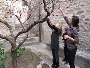 Taller de decoraci&oacute; nadalenca al Museu d'Art de Girona