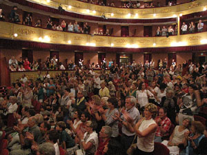 FITAG Fira Internacional de Teatre Amateur de Girona. Espectacle inaugural amb Cr&agrave;dula Teatre, de Cass&agrave; de la Selva