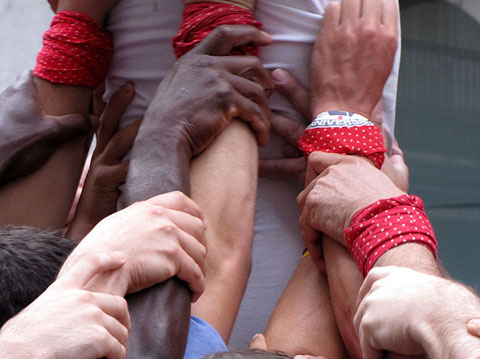 Els Marrecs de Salt preparant un castell