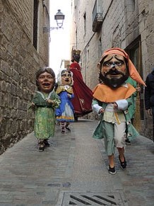 Cercavila de gegants i capgrossos pel Barri Vell