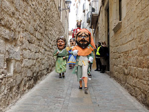 Cercavila de gegants i capgrossos pel Barri Vell