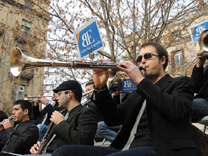 Sardanes a la plaça de la Independència