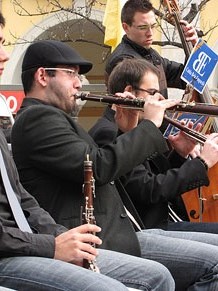 Sardanes a la plaça de la Independència