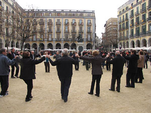 Sardanes a la plaça de la Independència