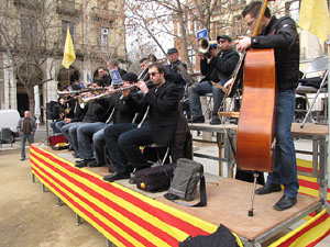 Sardanes a la plaça de la Independència