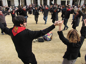 Sardanes a la plaça de la Independència