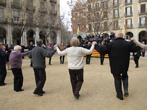 Sardanes a la plaça de la Independència