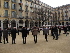 Sardanes a la plaça de la Independència