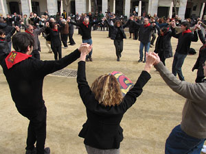 Sardanes a la plaça de la Independència