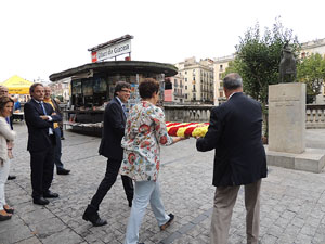 Ofrena floral al monument a Carles Rahola, a la Rambla de la Llibertat