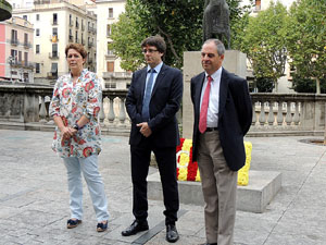 Ofrena floral al monument a Carles Rahola, a la Rambla de la Llibertat