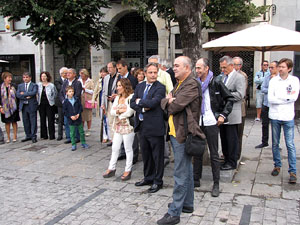 Ofrena floral al monument a Carles Rahola, a la Rambla de la Llibertat