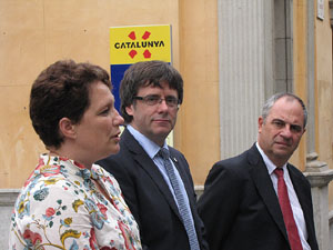 Ofrena floral al monument a Carles Rahola, a la Rambla de la Llibertat