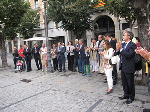 Ofrena floral al monument a Carles Rahola, a la Rambla de la Llibertat
